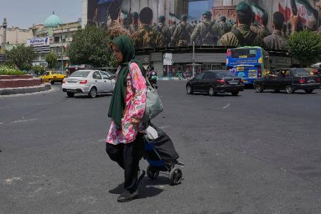 Seit dem Ende des israelischen Angriffe sind viele Iraner erleichtert - aber auch enttäuscht über eine verpasste Chance. Seit dem Ende des israelischen Angriffe sind viele Iraner erleichtert - aber auch enttäuscht über eine verpasste Chance.
