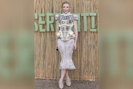 Cate Blanchett als bedrohliche Meerjungfrau auf dem rotem Teppich