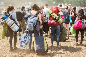 Festivalgepäck tragen: So geht's rückenfreundlicher
