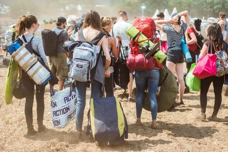 Festivalgepäck tragen: So geht's rückenfreundlicher