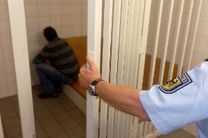 Über sechzehn sowie sechs Monate ins Gefängnis / Bundespolizei fasst gesuchte Deutsche bei Kontrollen
