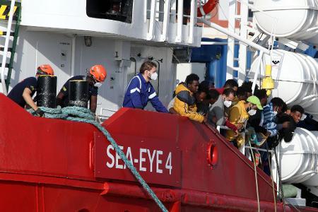 Die Seenotretter fürchten, dass sie künftig weniger Menschen helfen können. (Archivbild) Die Seenotretter fürchten, dass sie künftig weniger Menschen helfen können. (Archivbild)