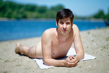 Stadtrat Julien Ferrat (Die Mannheimer) will am FKK-Strand auf der Friesenheimer Insel in Mannheim ein Trainingscamp bieten. Stadtrat Julien Ferrat (Die Mannheimer) will am FKK-Strand auf der Friesenheimer Insel in Mannheim ein Trainingscamp bieten.