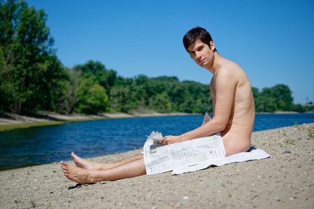 Dabei sollen die Teilnehmer auf den von Ferrat organisierten FKK-Swinger-Urlaub im August in Frankreich vorbereitet werden. 