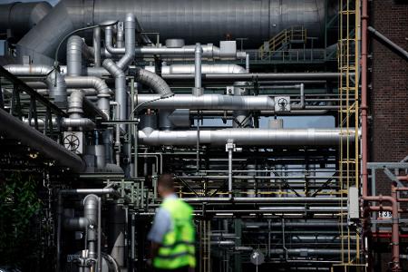 Unter anderem die Chemieindustrie steht in Deutschland wegen der hohen Energiekosten unter Druck. (Archivbild).