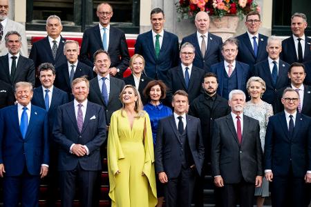 Die Staats- und Regierungschefs der NATO stellen sich vor einem offiziellen Abendessen im Paleis Huis ten Bosch am Rande des NATO-Gipfels in Den Haag für ein Gruppenfoto auf.