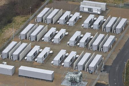 Ein Batteriepark in der Lausitz. Ein im nordrhein-westfälischen Waltrop geplanter Batteriepark soll bis 2028 ebenfalls in Containerbauweise errichtet werden. (Symbolbild) Ein Batteriepark in der Lausitz. Ein im nordrhein-westfälischen Waltrop geplanter Batteriepark soll bis 2028 ebenfalls in Containerbauweise errichtet werden. (Symbolbild)