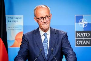 Bundeskanzler Friedrich Merz (CDU) äußert sich in Den Haag vor Journalisten zu den Ergebnissen des Nato-Gipfels mit US-Präsident Donald Trump.