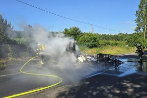 Kleintransporter brennt auf der Selmer Landstraße vollständig aus