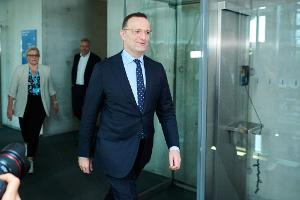 Spahn: Masken-Vorwürfe entkräftet - Linke fordert Rücktritt