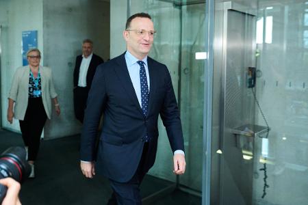 Unionsfraktionschef Jens Spahn auf dem Weg in den Haushaltsausschuss des Bundestages. Unionsfraktionschef Jens Spahn auf dem Weg in den Haushaltsausschuss des Bundestages.