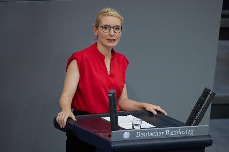 Die Linken-Vorsitzende Ines Schwerdtner fordert Spahns Rücktritt als Fraktionsvorsitzender der Union.