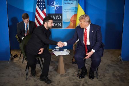 US-Präsident Donald Trump (r) schüttelt die Hand des ukrainischen Präsidenten Wolodymyr Selenskyj während ihres Treffens am Rande des NATO-Gipfels.