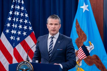 US-Verteidigungsminister Hegseth will sich in einer Pressekonferenz zum Ausmaß der Zerstörung der iranischen Atomanlagen äußern.