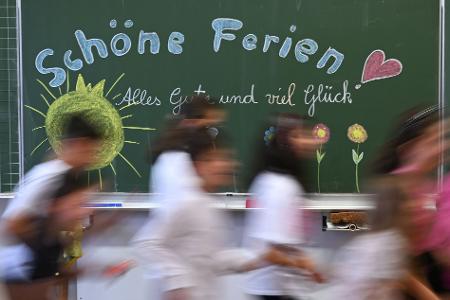 Auf sechs Wochen Sommerferien können sich Schülerinnen und Schüler in Deutschland freuen. (Archivbild) Auf sechs Wochen Sommerferien können sich Schülerinnen und Schüler in Deutschland freuen. (Archivbild)