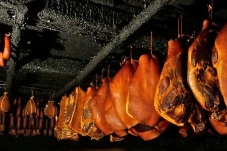 Gepökeltes und geäuchertes Fleisch