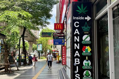 Noch darf in Thailand frei gekifft werden - aber die neuen Regeln sollen schon bald in Kraft treten. Noch darf in Thailand frei gekifft werden - aber die neuen Regeln sollen schon bald in Kraft treten.