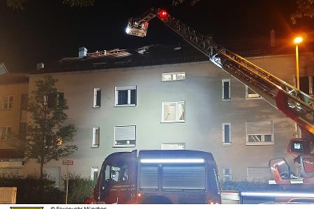 Eine Drehleiter steht vor dem Mehrfamilienhaus. Eine Drehleiter steht vor dem Mehrfamilienhaus.