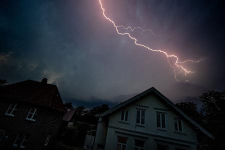 Herzrasen, Zittern, Schwitzen oder Atemnot: Ist die Angst vor Gewitter besonders groß, spricht man von einer Astra- oder Brontophobie. Herzrasen, Zittern, Schwitzen oder Atemnot: Ist die Angst vor Gewitter besonders groß, spricht man von einer Astra- oder Brontophobie.