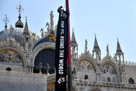 Protestbanner in Venedig gegen Bezos' Hochzeit