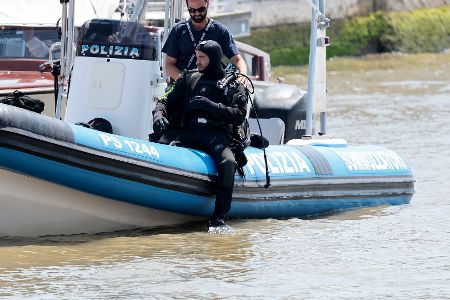 Polizeitaucher auf einem Schlauchboot