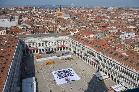 Protestbanner gegen Jeff Bezos auf dem Markusplatz in Venedig
