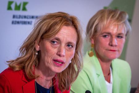 Eine Expertenkommission soll nach Vorstellungen von Bundesbildungsministerin Karin Prien (CDU, l) dabei helfen, Kinder besser vor Risiken durch die Nutzung von Handys und Social Media zu schützen.