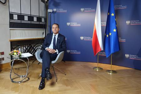 Der polnische Außenminister Sikorski ist besorgt wegen russischer Raketen in Kaliningrad. Der polnische Außenminister Sikorski ist besorgt wegen russischer Raketen in Kaliningrad.