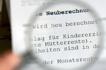 Bis die ausgeweitete Mütterrente ausgezahlt wird, dauert es noch.