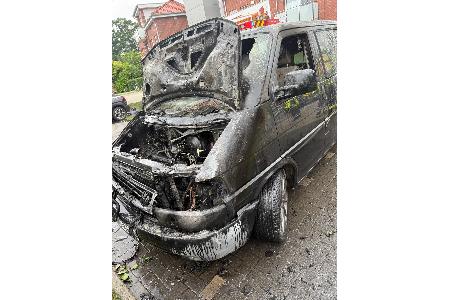 Das in Brand geratene Fahrzeug Das in Brand geratene Fahrzeug