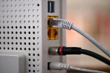 Ein LAN-Kabel in einem Router - mancherorts sind die Internetverbindungen besser geworden. Ein LAN-Kabel in einem Router - mancherorts sind die Internetverbindungen besser geworden.