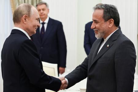 Kremlchef Putin im Gespräch mit Irans Außenminister Araghtschi (Archivbild) Kremlchef Putin im Gespräch mit Irans Außenminister Araghtschi (Archivbild)
