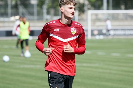 Fortuna verpflichtet VfB-Talent Raimund und Zwolles El Azzouzi Fortuna verpflichtet VfB-Talent Raimund und Zwolles El Azzouzi