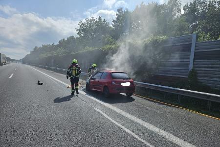 Die Feuerwehr bei den Löscharbeiten Die Feuerwehr bei den Löscharbeiten