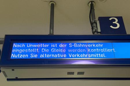 Am Abend nahmen erste S-Bahnlinien den Betrieb wieder auf.
