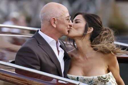 Jeff Bezos und Lauren Sánchez: Das Brautpaar turtelt sich warm Jeff Bezos und Lauren Sánchez: Das Brautpaar turtelt sich warm