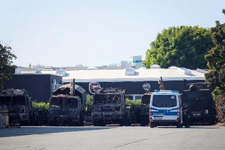 Sechs Bundeswehr-Fahrzeuge sind am Samstagabend in Erfurt in Brand geraten. Die Kriminalpolizei ermittelt wegen Brandstiftung. Sechs Bundeswehr-Fahrzeuge sind am Samstagabend in Erfurt in Brand geraten. Die Kriminalpolizei ermittelt wegen Brandstiftung.