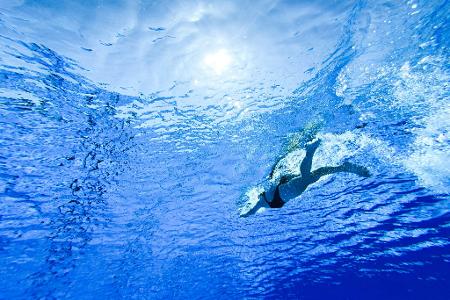 Wer nicht 6-12 Wochen mit dem Schwimmen pausieren möchte, kann frisch gestochene Ohrlöcher mit einem wasserfesten Pflaster und antiseptischen Produkten vor möglichen Keimen schützen. Wer nicht 6-12 Wochen mit dem Schwimmen pausieren möchte, kann frisch gestochene Ohrlöcher mit einem wasserfesten Pflaster und antiseptischen Produkten vor möglichen Keimen schützen.