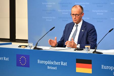 Kanzler Friedrich Merz sieht durch die US-Zölle deutsche Unternehmen in Gefahr. Kanzler Friedrich Merz sieht durch die US-Zölle deutsche Unternehmen in Gefahr.