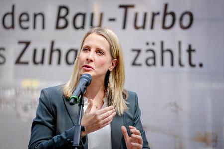Bundesbauministerin Verena Hubertz will den Neubau beschleunigen. (Archivbild)