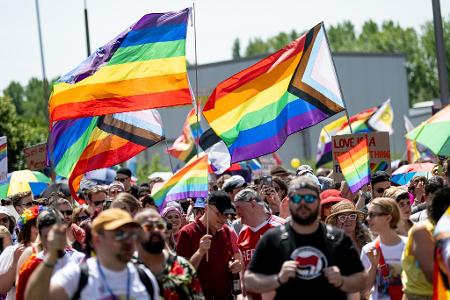 Die Paraden im Pride Month sind der rechten Szene ein Dorn im Auge.