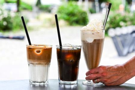 Iced Latte, Iced Coffee (also Kaffee mit Eiswürfeln) und klassischer Eiskaffee mit Vanilleeis und Sahne - präsentiert in einem Berliner Café. Iced Latte, Iced Coffee (also Kaffee mit Eiswürfeln) und klassischer Eiskaffee mit Vanilleeis und Sahne - präsentiert in einem Berliner Café.