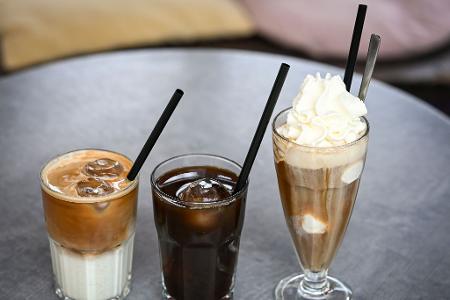 Iced Latte (also geeister Milchkaffee) und Iced Coffee sind puristischer als der sahnige Wiener Eiskaffee, der früher der Inbegriff von Eiskaffee in Deutschland war.