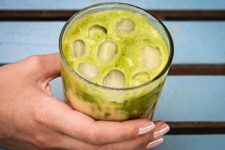 Iced Matcha Latte ist inzwischen für viele eine Alternative zu Eiskaffee (welcher Art auch immer).