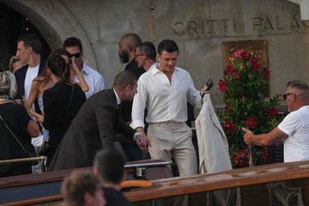 Orlando Bloom besteigt mit weiteren Personen ein Wassertaxi