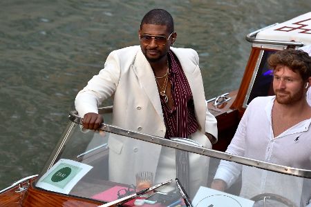 Usher in einem Wassertaxi