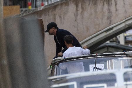 Leonardo DiCaprio verlässt ein Wassertaxi