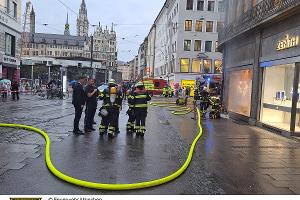 Einsatzkräfte der Feuerwehr München bei einem Brand in der Innenstadt.