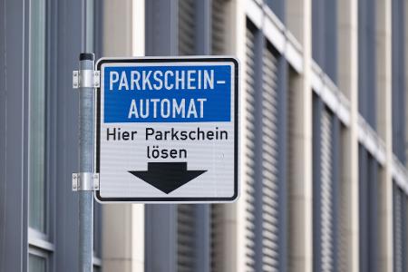 Die falschen QR-Codes werden auf Parkscheinautomaten geklebt. (Symbolbild) Die falschen QR-Codes werden auf Parkscheinautomaten geklebt. (Symbolbild)