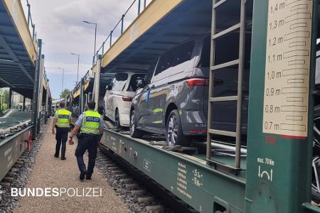 Einsatzkräfte am Autozug Einsatzkräfte am Autozug